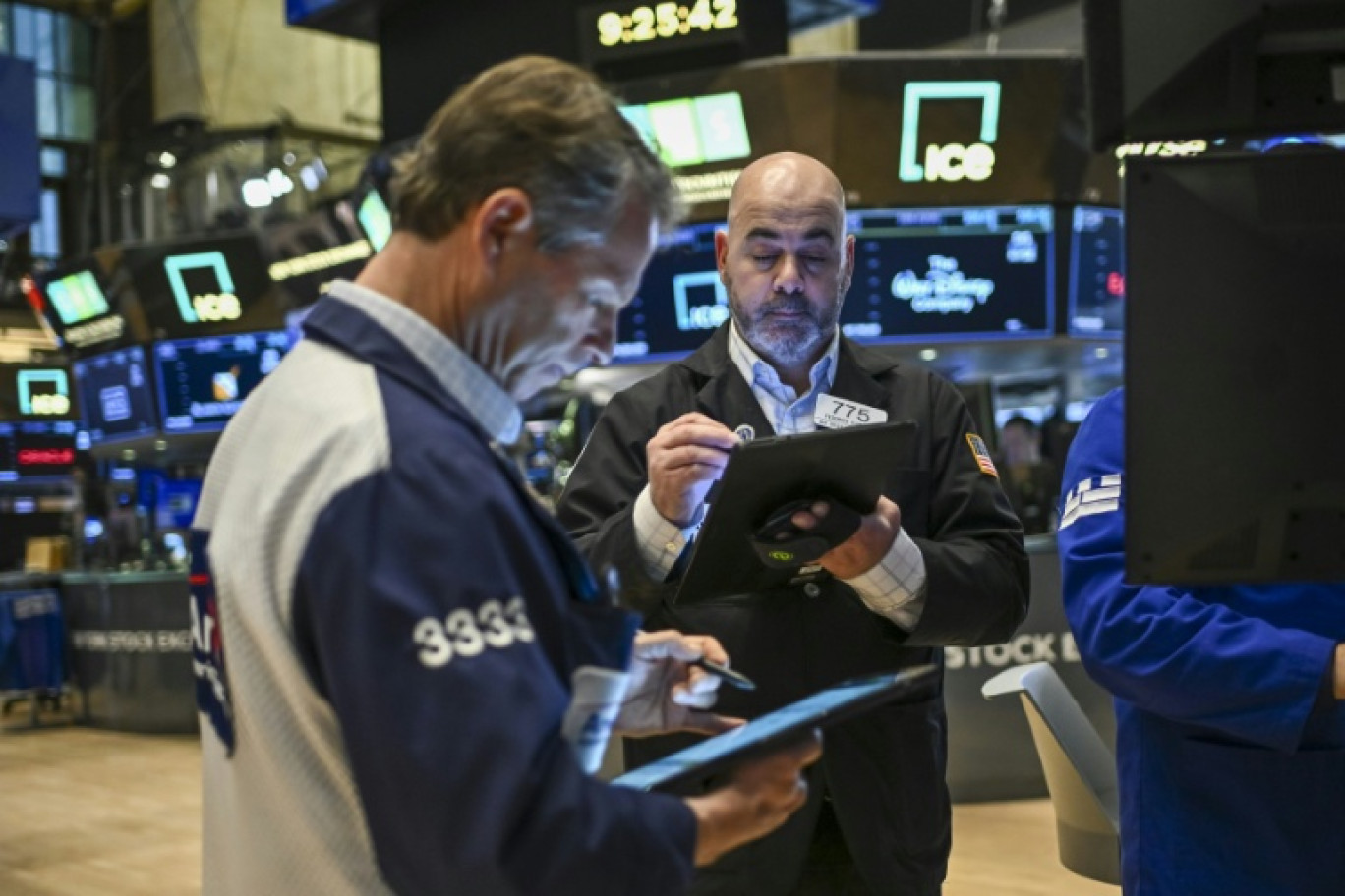 Traders sur le parquet du New York Stock Exchange, à New York le 12 février 2025. © ANGELA WEISS