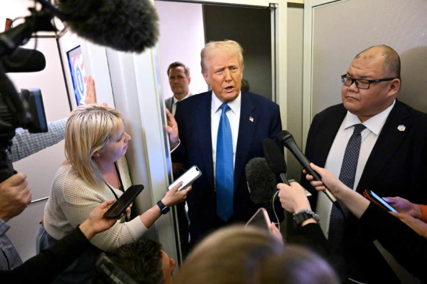 Le président américain Donald Trump parle à des journalistes à bord de l'avion présidentiel, le 19 février 2025 © ROBERTO SCHMIDT