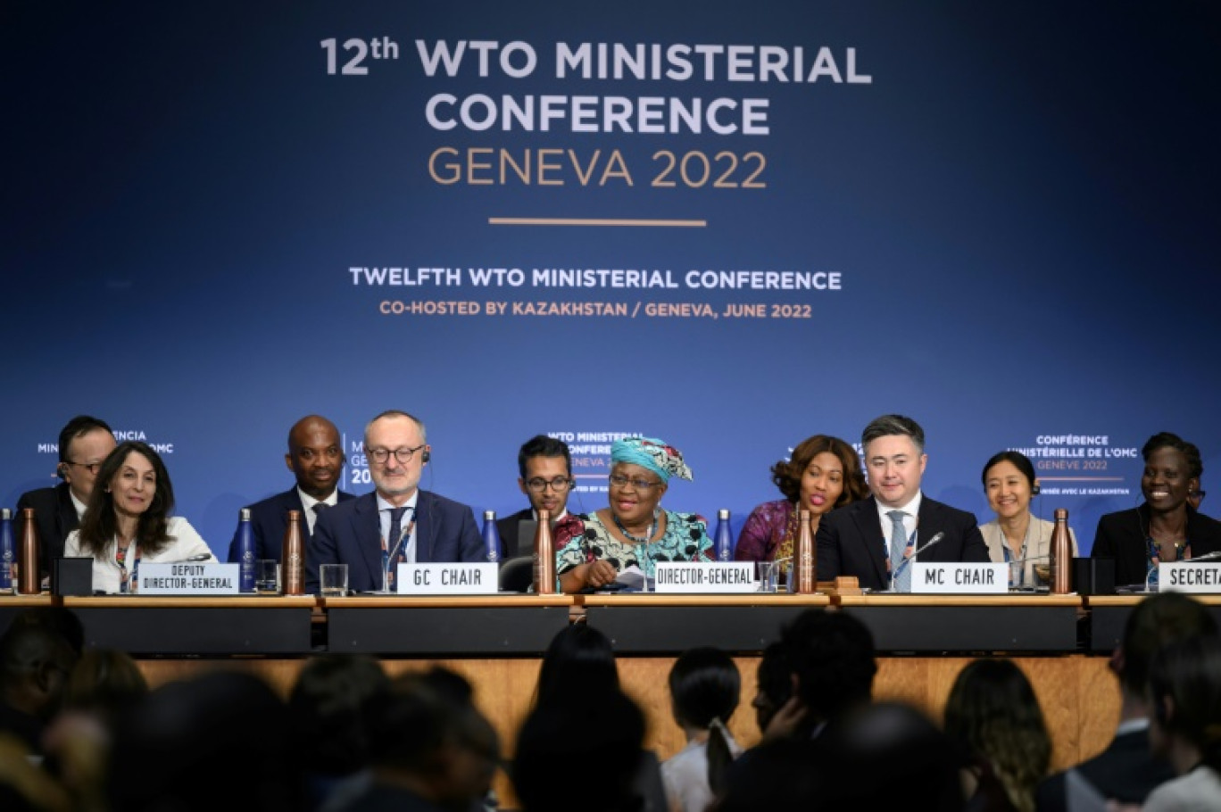 La directrice générale de l'OMC, Ngozi Okonjo-Iweala (C) donnant un discours lors de la conférence ministérielle à Genève le 17 juin 2022 © Fabrice COFFRINI