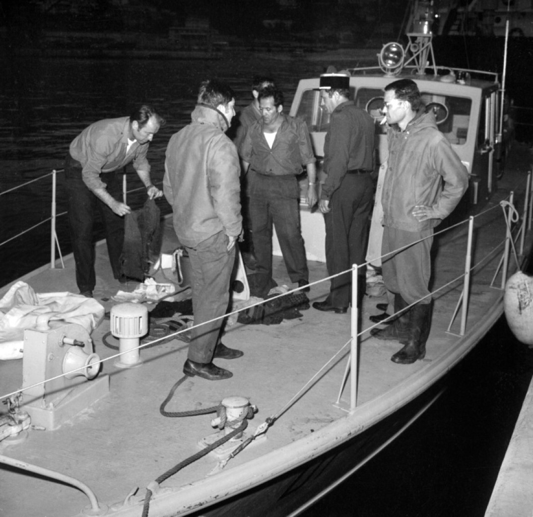 Une vedette de la douane ramène des débris de la Caravelle qui s'est abîmée en mer à quelques kilomètres du Cap d'Antibes, le 11 septembre 1968 © Paul LOUIS