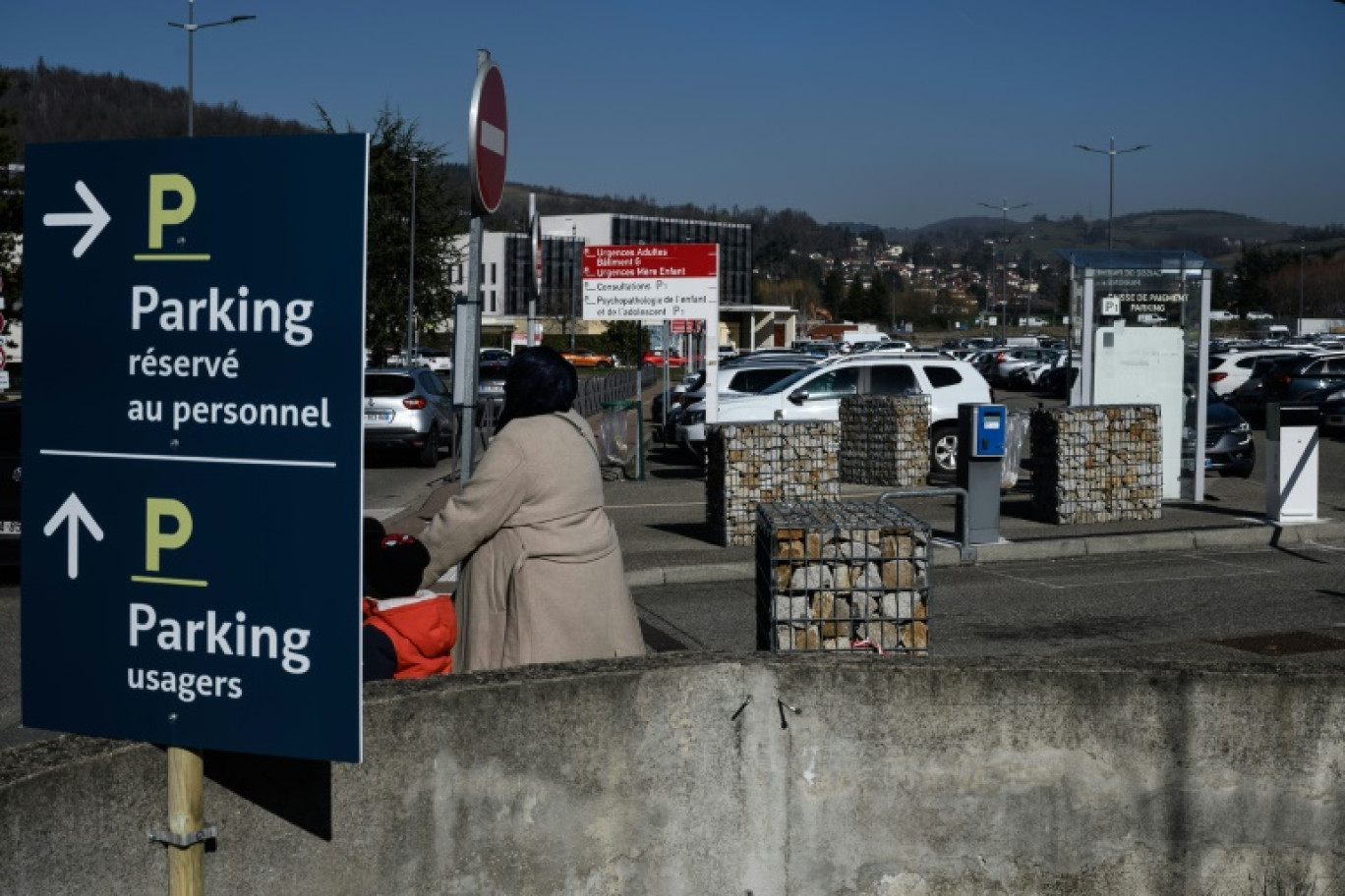 Le parking de l'hôpital Nord de Saint-Etienne, le 17 février 2025 dans la Loire © JEAN-PHILIPPE KSIAZEK