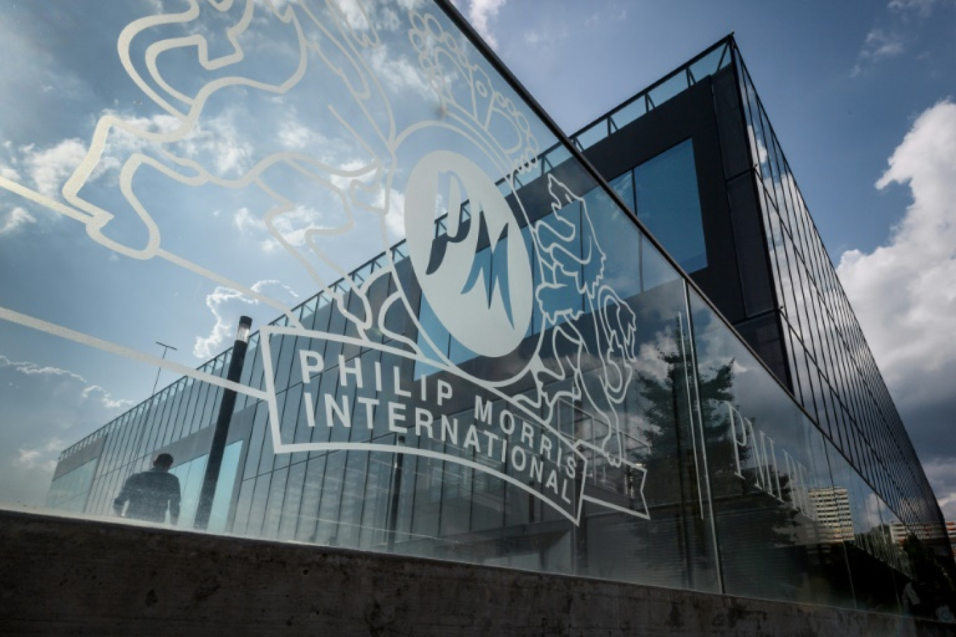 Photo du logo du cigarettier Philip Morris International prise en août 2018 © Fabrice COFFRINI