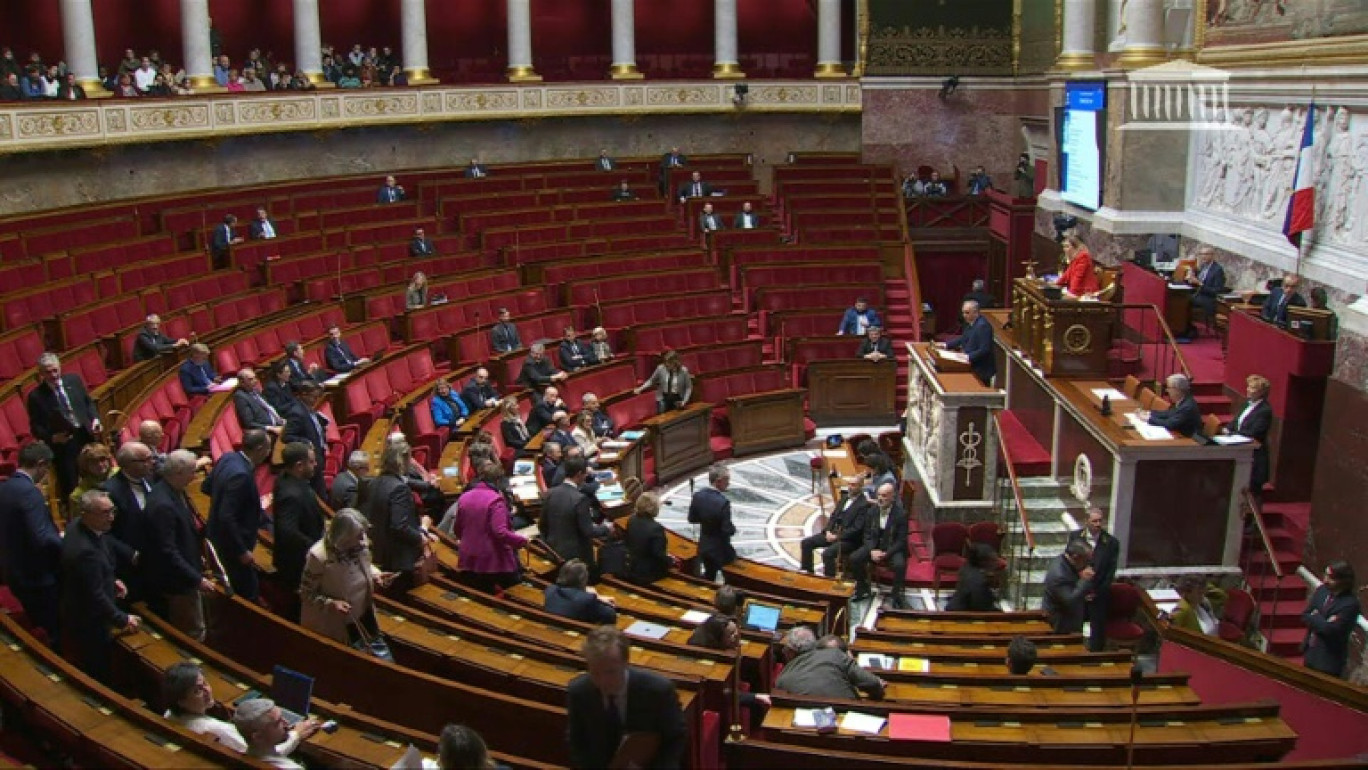 Les députés PS quittent l'hémicycle en plein examen de leur motion de censure