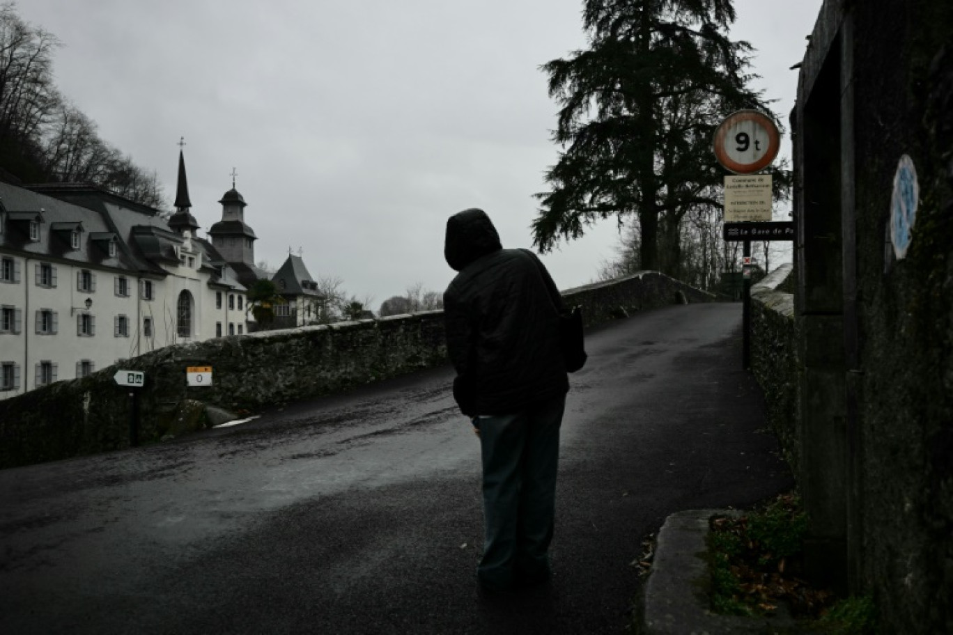 Un élève devant l'établissement Notre-Dame-de-Bétharram, rebaptisé "Le Beau rameau", le 12 février 2025 à Lestelle-Bétharram © Philippe LOPEZ