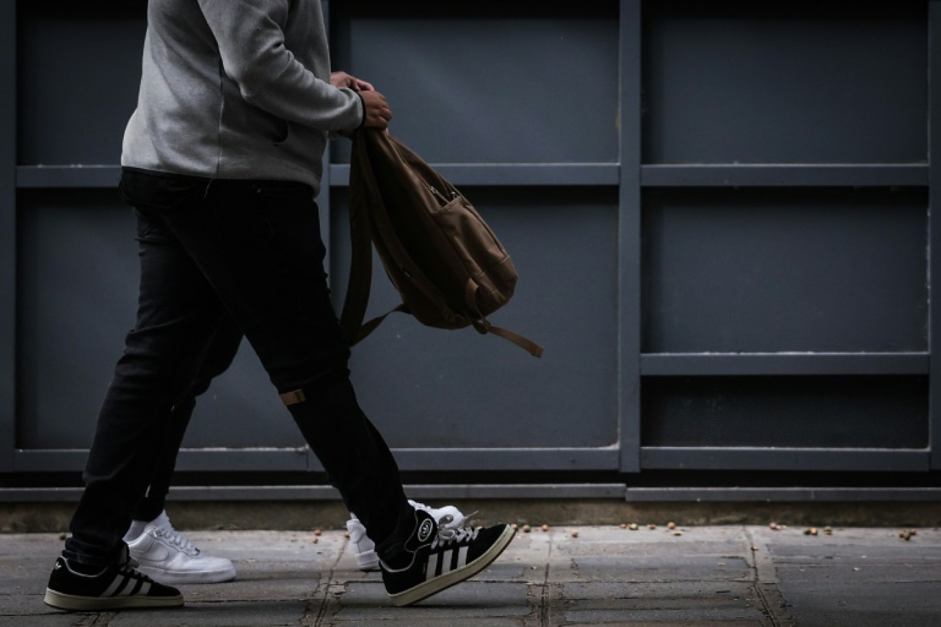 Des "fouilles inopinées de sacs" seront mises en place à partir du printemps pour lutter contre les violences à l'école ou aux abords des établissements scolaires, selon la ministre de l'Education nationale Elisabeth Borne © Thibaud MORITZ