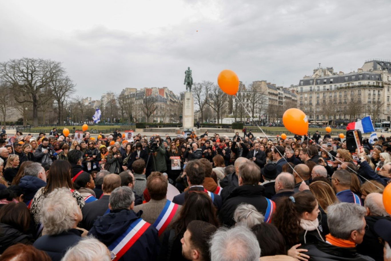 Rassemblement "en hommage aux otages assassinés par le Hamas", le 21 février 2025, place du Trocadéro à Paris © GEOFFROY VAN DER HASSELT