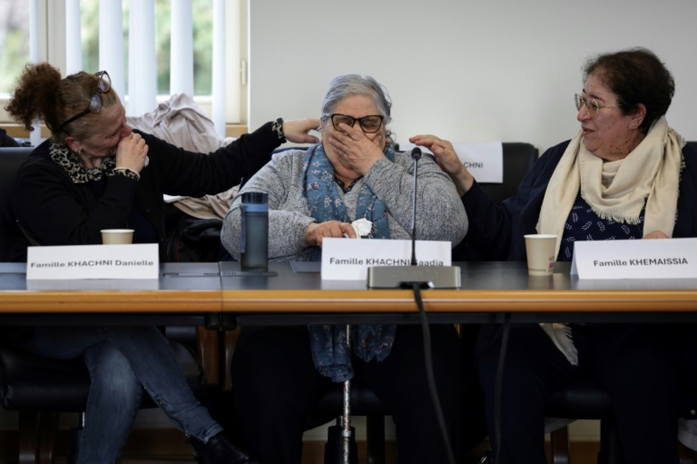 Des familles de Harkis lors d'une table ronde avec le maire et le ministre délégué aux Anciens Combattants, plusieurs mois après la découverte de tombes d'enfants Harkis lors de fouilles, mais sans ossements, à Rivesaltes, le 21 février 2025 © Valentine CHAPUIS