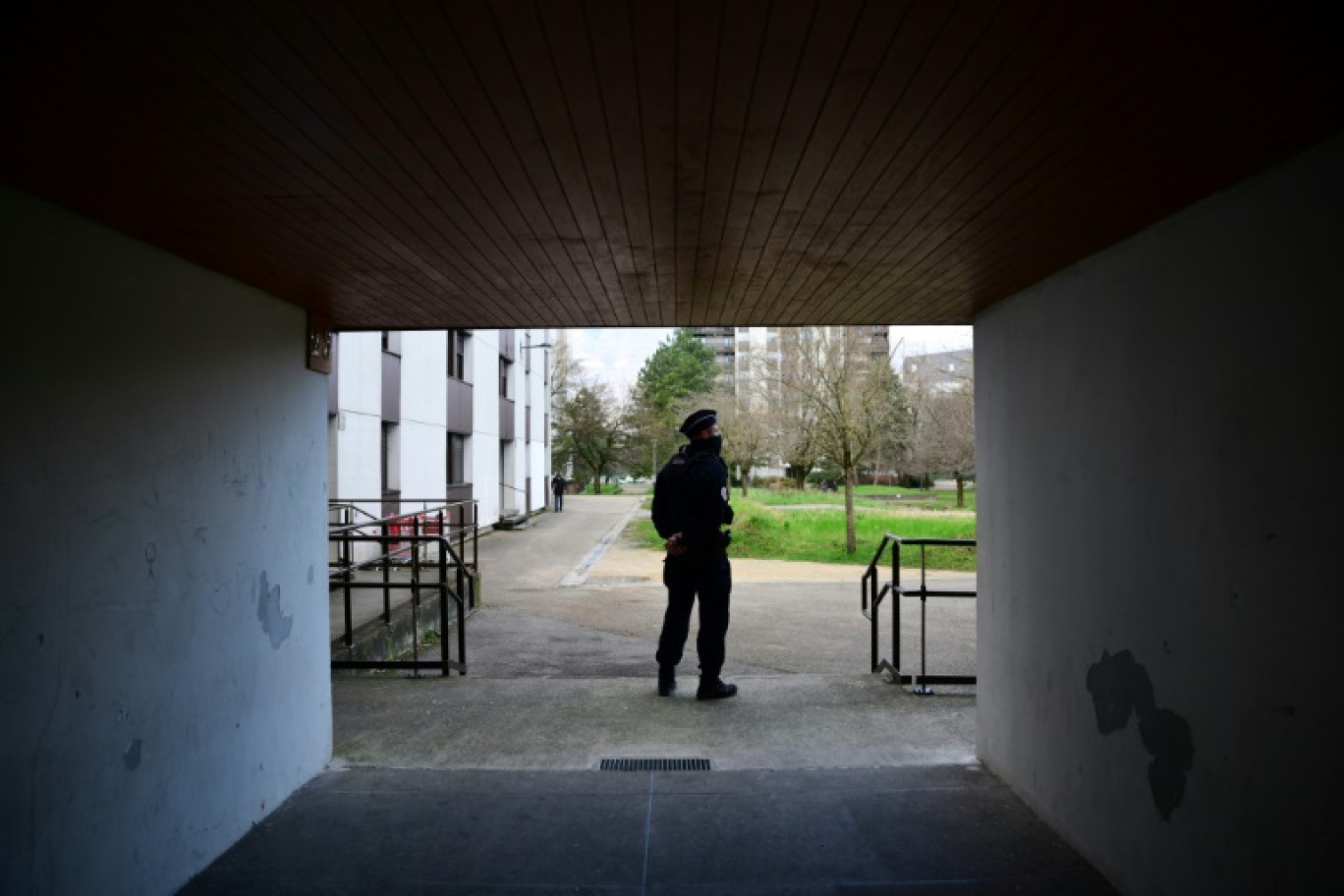 Un policier dans le quartier du bar Aksehir où une grenade a été lancée la veille, dans le quartier de la Villeneuve, à Grenoble, le 14 février 2025 en Isère © Olivier CHASSIGNOLE