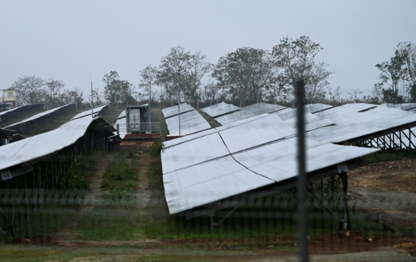 Parc de panneaux photovoltaïques au sud de La Havane le 21 février 2025. © YAMIL LAGE