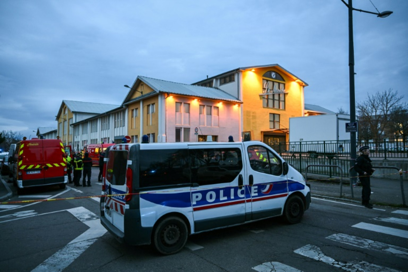 Des véhicules de police et des pompiers, près le l'endroit où un homme a été tué à l'arme blanche samedi 22 février 2025 à Mulhouse © SEBASTIEN BOZON