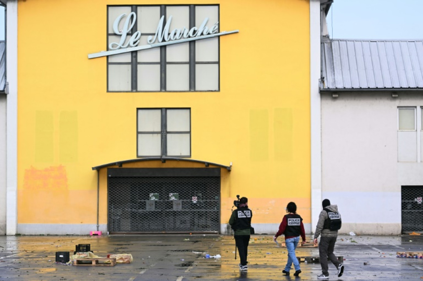 Des agents de la police scientifique recherchent des éléments le 23 février 2025 devant le marché couvert de Mulhouse après l'attaque mortelle qui a fait un mort et plusieurs blessés © SEBASTIEN BOZON