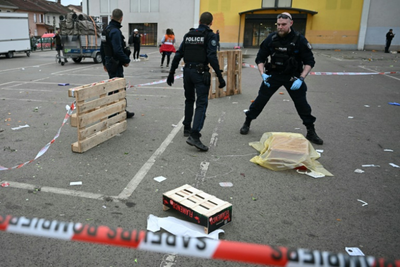 Des policiers sur les lieux d'une attaque au couteau à Mulhouse, le 22 février 2025 dans le Haut-Rhin © SEBASTIEN BOZON