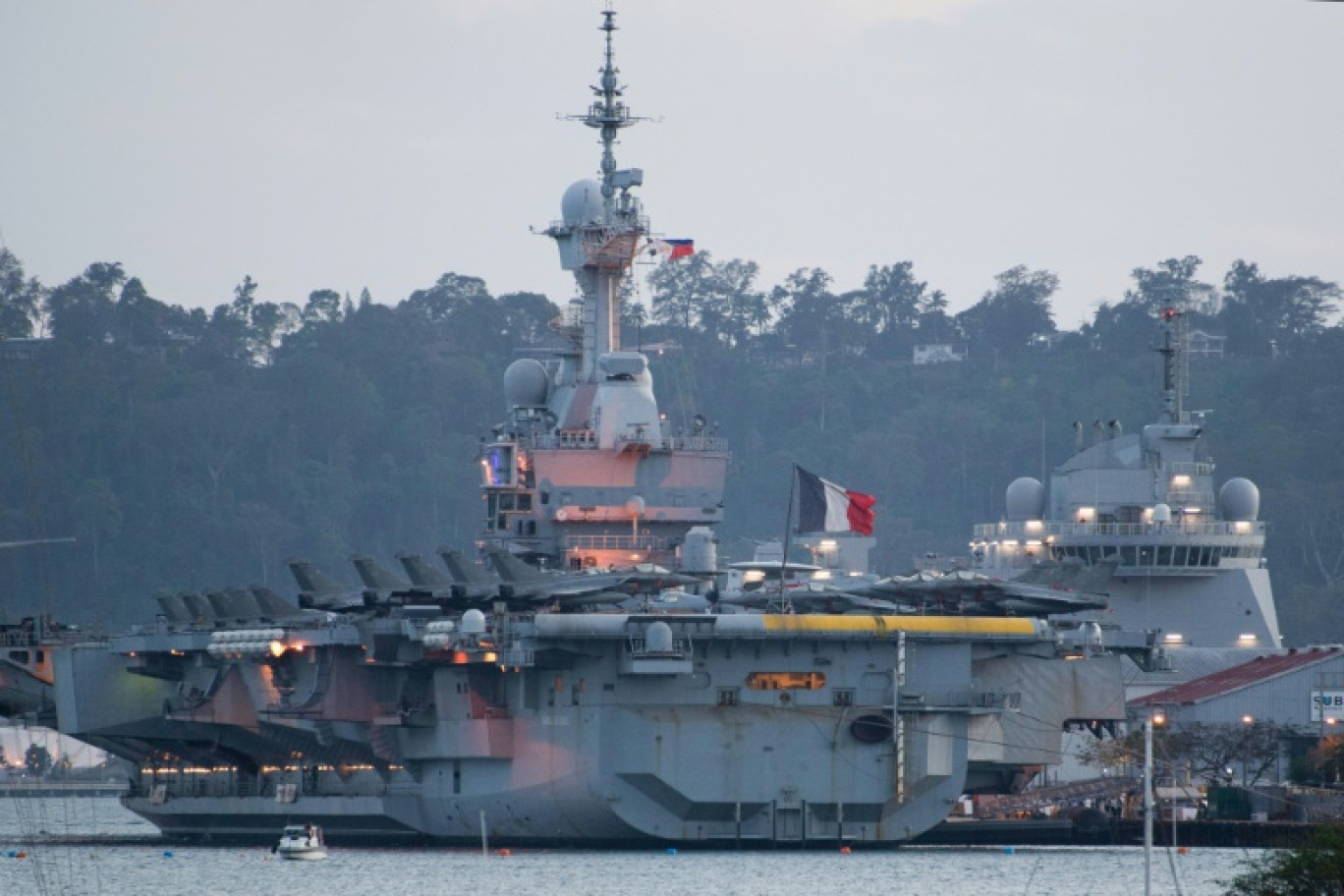 Le porte-avions nucléaire français Charles de Gaulle, dans la baie de Subic, au nord de Manille, le 23 février 2025 aux Philippines © Ted ALJIBE