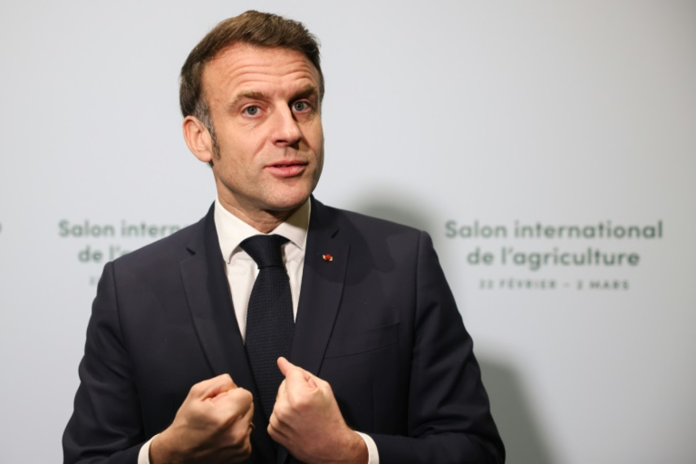 Le président Emmanuel Macron parle à la presse à son arrivée au 61e Salon de l'agriculture Porte de Versailles, le 22 février 2025 à Paris © Thomas Padilla