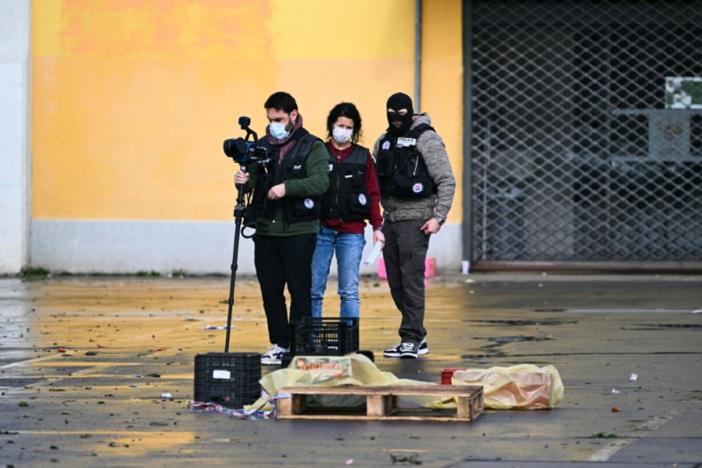 Des membres de la police scientifique sur les lieux d'une attaque au couteau, le 23 février 2025 à Mulhouse, dans le Haut-Rhin © SEBASTIEN BOZON