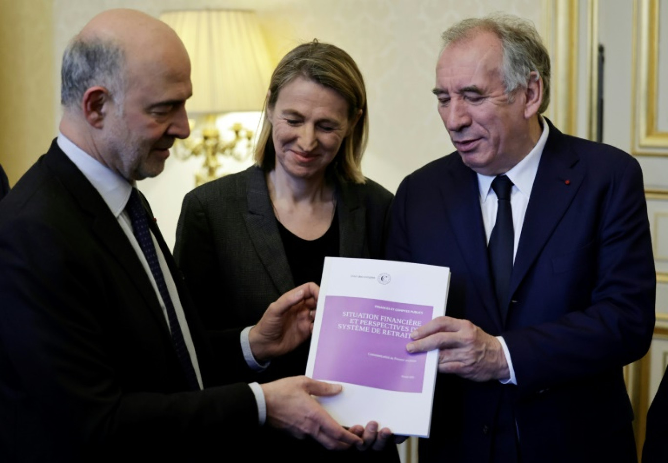 (g-d) Le premier président de la Cour des Comptes, Pierre Moscovici remet le rapport sur les retraites à la ministre chargée du Travail, Astrid Panosyan-Bouvet et au Premier ministre François Bayrou, le 20 février 2025 à Paris © STEPHANE DE SAKUTIN