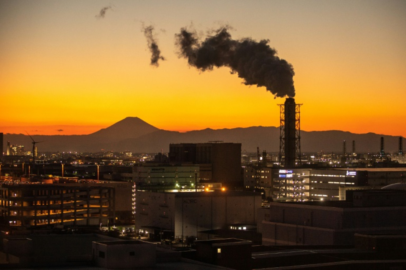 Photo prise depuis un pont à Kawasaki au Japon d'une colonne de fumée dans une zone industrielle, le 24 janvier 2022 © Philip FONG