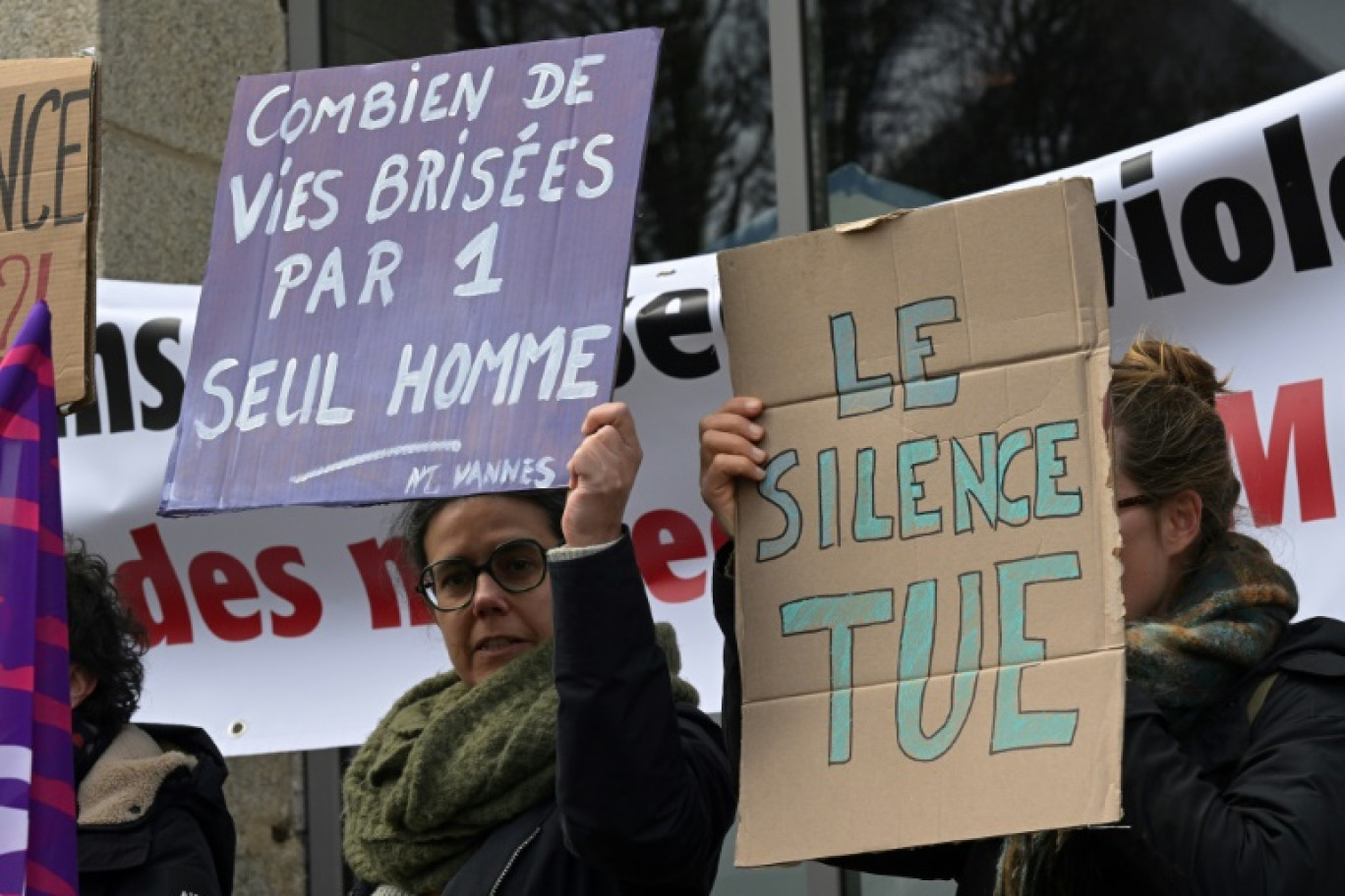 Des manifestants devant le tribunal correctionnel de Vannes, le 24 février 2025, le jour de l'ouverture du procès du chirurgien à la retraite Joël Le Scouarnec © Damien MEYER