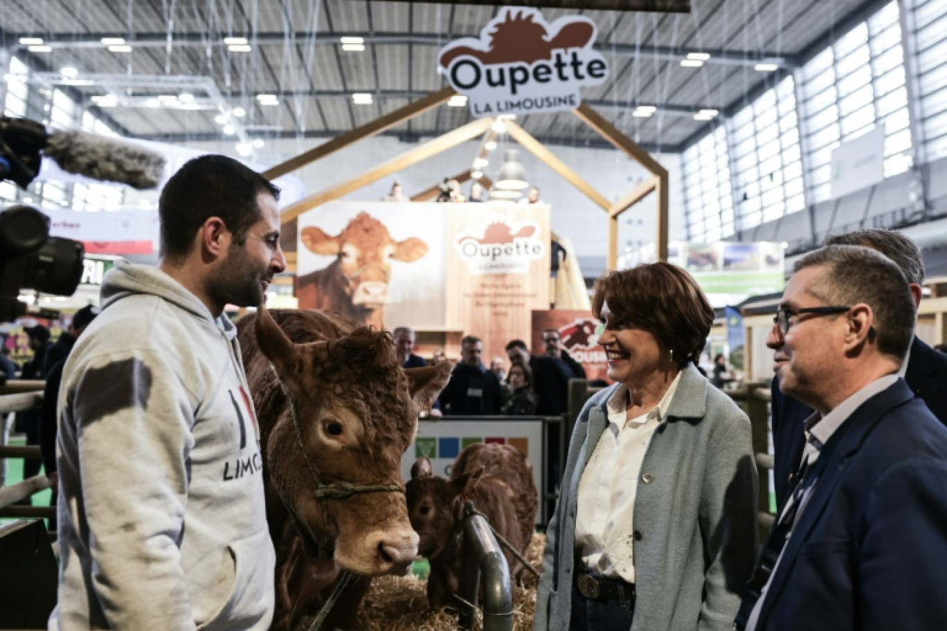 La ministre de l'Agriculture Annie Genevard en discussion avec Alexandre Humeau (à gauche), l'éleveur d'Oupette, vache Limousine égérie du 61e Salon de l'agriculture, à la veille de son ouverture à Paris, le 21 février 2025 © Thibaud MORITZ