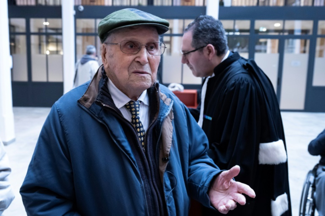 Le centenaire Albert Corrieri, envoyé en Allemagne à 20 ans dans le cadre du Service du travail obligatoire (STO),  , avec son avocat Michel Pautot le 25 février 2025 à Marseille © Miguel MEDINA