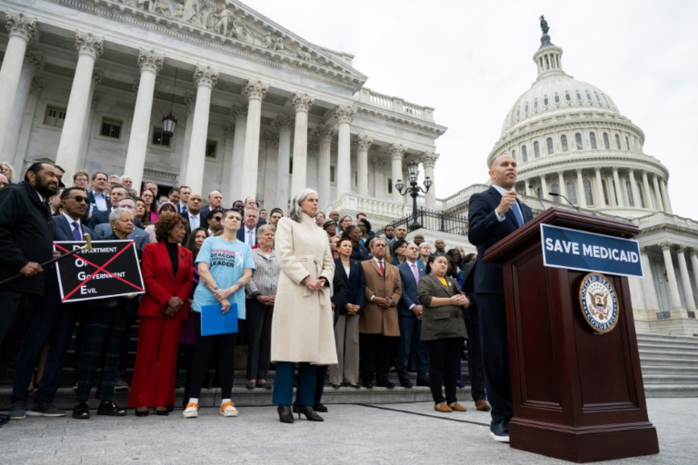 Le chef de la minorité démocrate à la Chambre des représentants, Hakeem Jeffries, donne un point presse devant le Capitole de Washington, le 25 février 2025 © SAUL LOEB