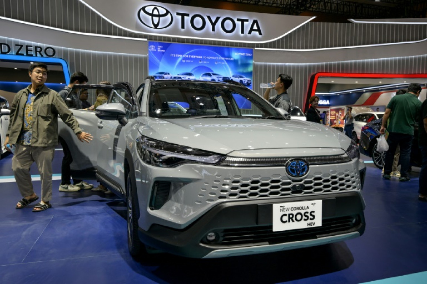 Une Corolla Cross hybride de Toyota exposée au salon de l'automobile de Jakarta le 14 février 2025 © BAY ISMOYO