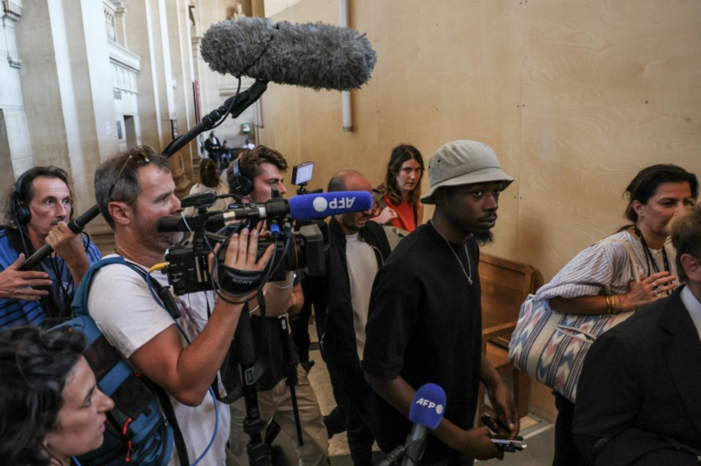 Le rappeur français Mohamed Sylla, alias MHD, arrive pour l'ouverture de son procès et de celui de huit autres hommes pour un meurtre commis lors d'une bagarre entre deux gangs rivaux à Paris en 2018, au Palais de Justice de Paris, le 4 septembre 2023 © Alain JOCARD