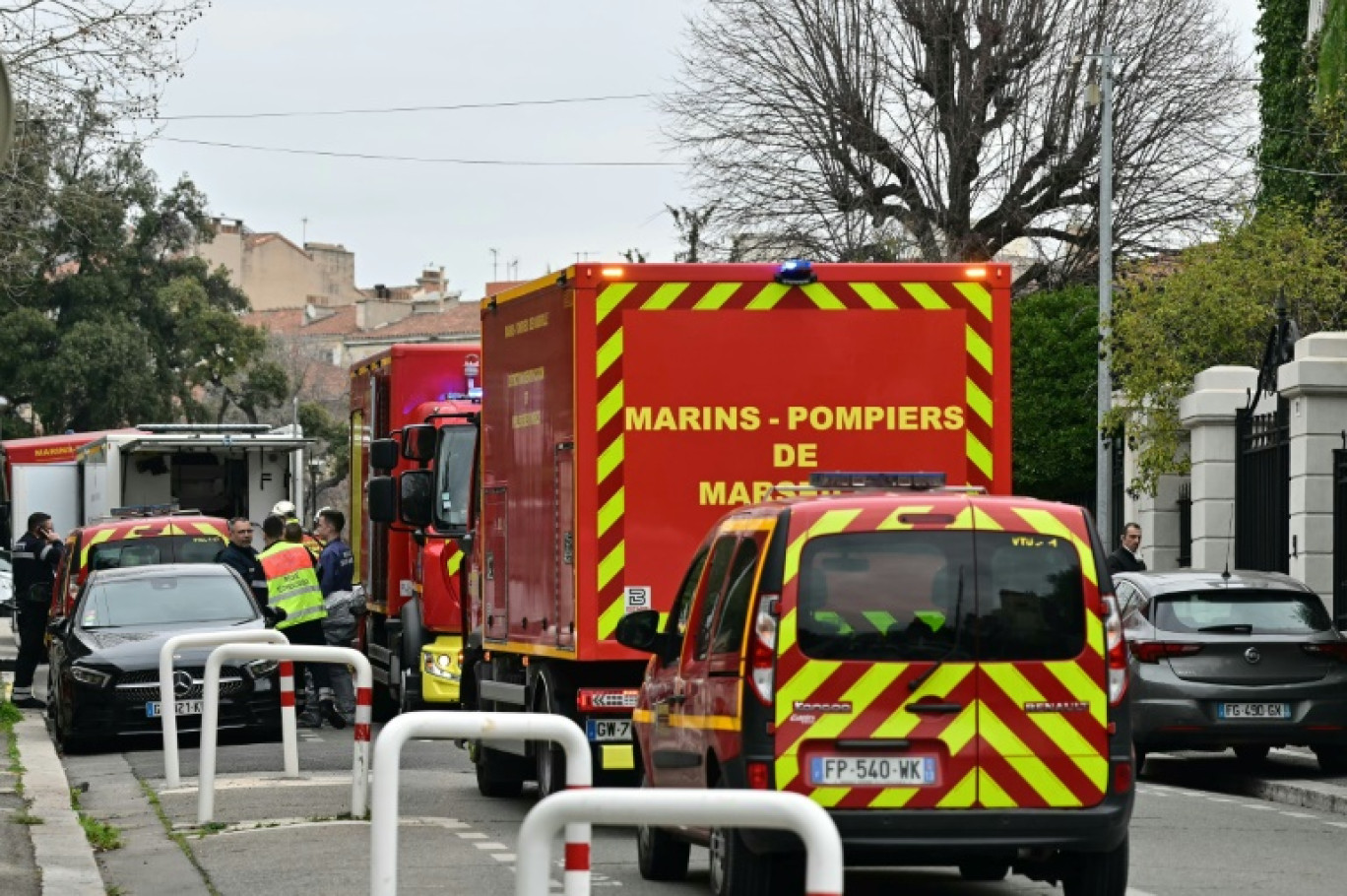 Des véhicules des marins-pompiers de Marseille stationnés devant le consulat général de Russie, le 24 février 2025 © Miguel MEDINA