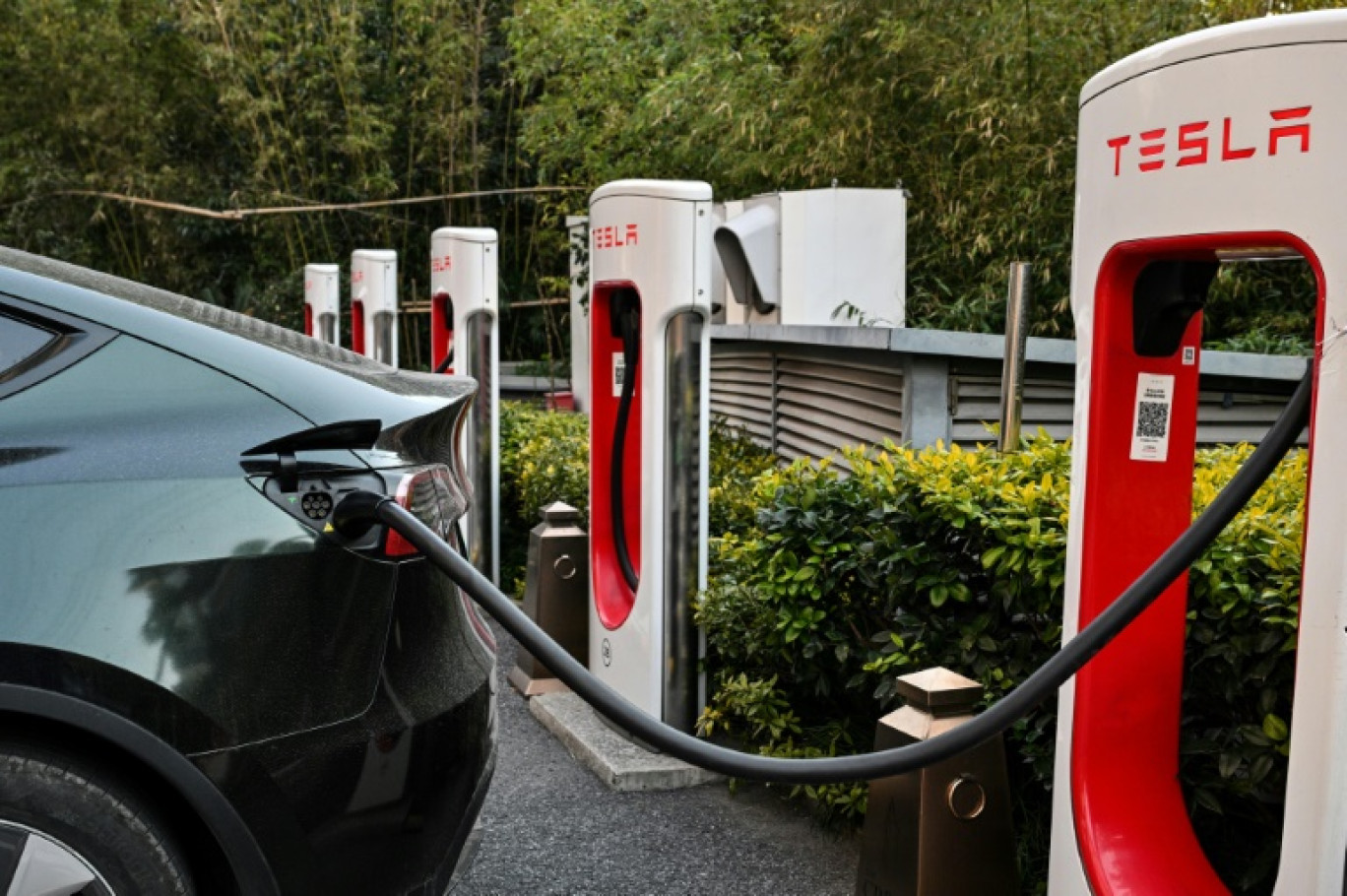 Une borne de recharge Tesla à Shanghai le 24 février 2025 © Hector RETAMAL