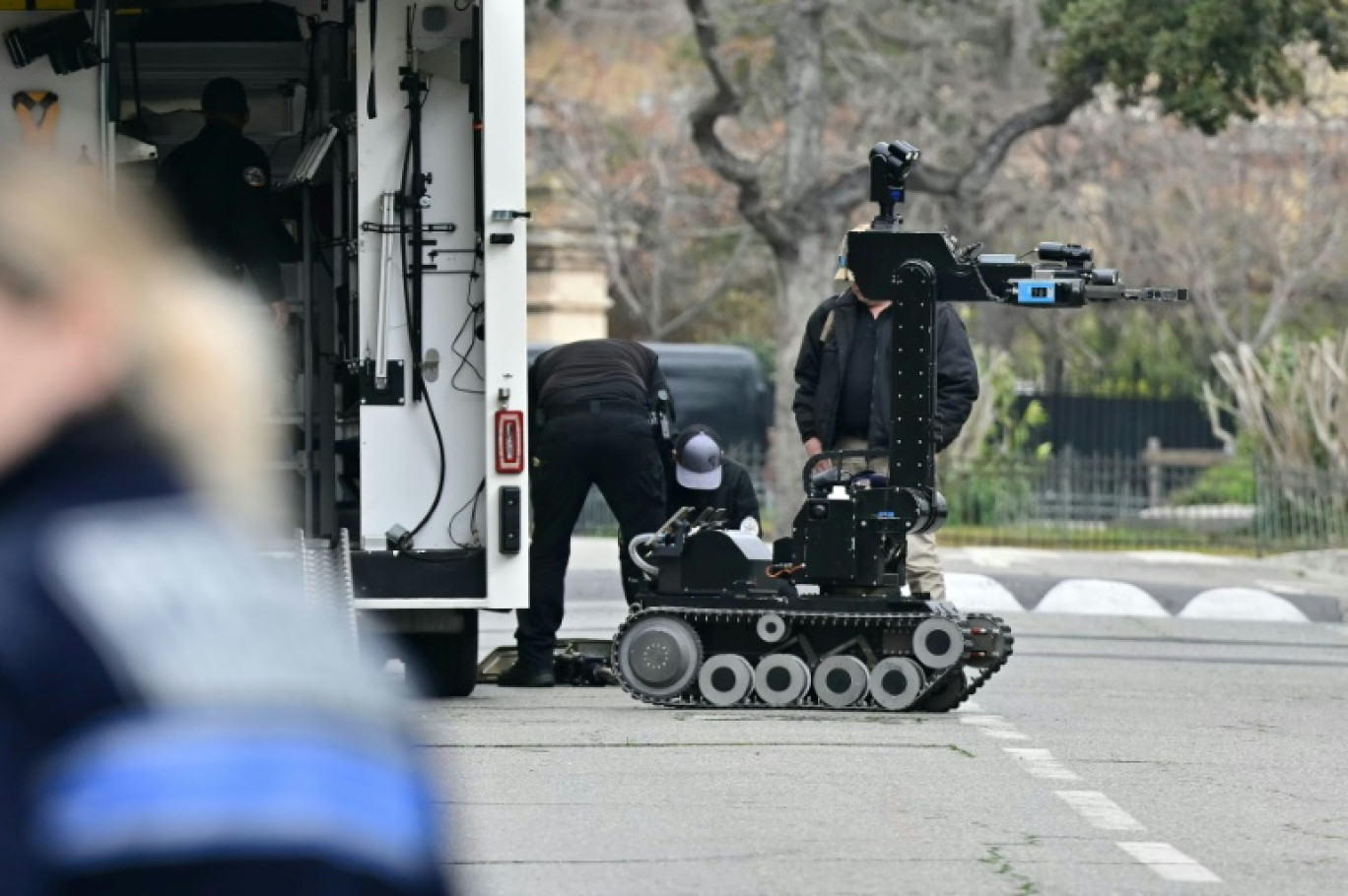 Un robot démineurs devant le consulat général de Russie à Marseille, le 24 février 2025 © Miguel MEDINA