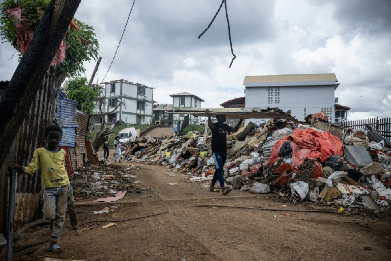 Deux mois après le passage du dévastateur cyclone Chido sur Mayotte, le projet de loi d'urgence pour la reconstruction de l'archipel est entré en vigueur le 25 février 2025 © JULIEN DE ROSA