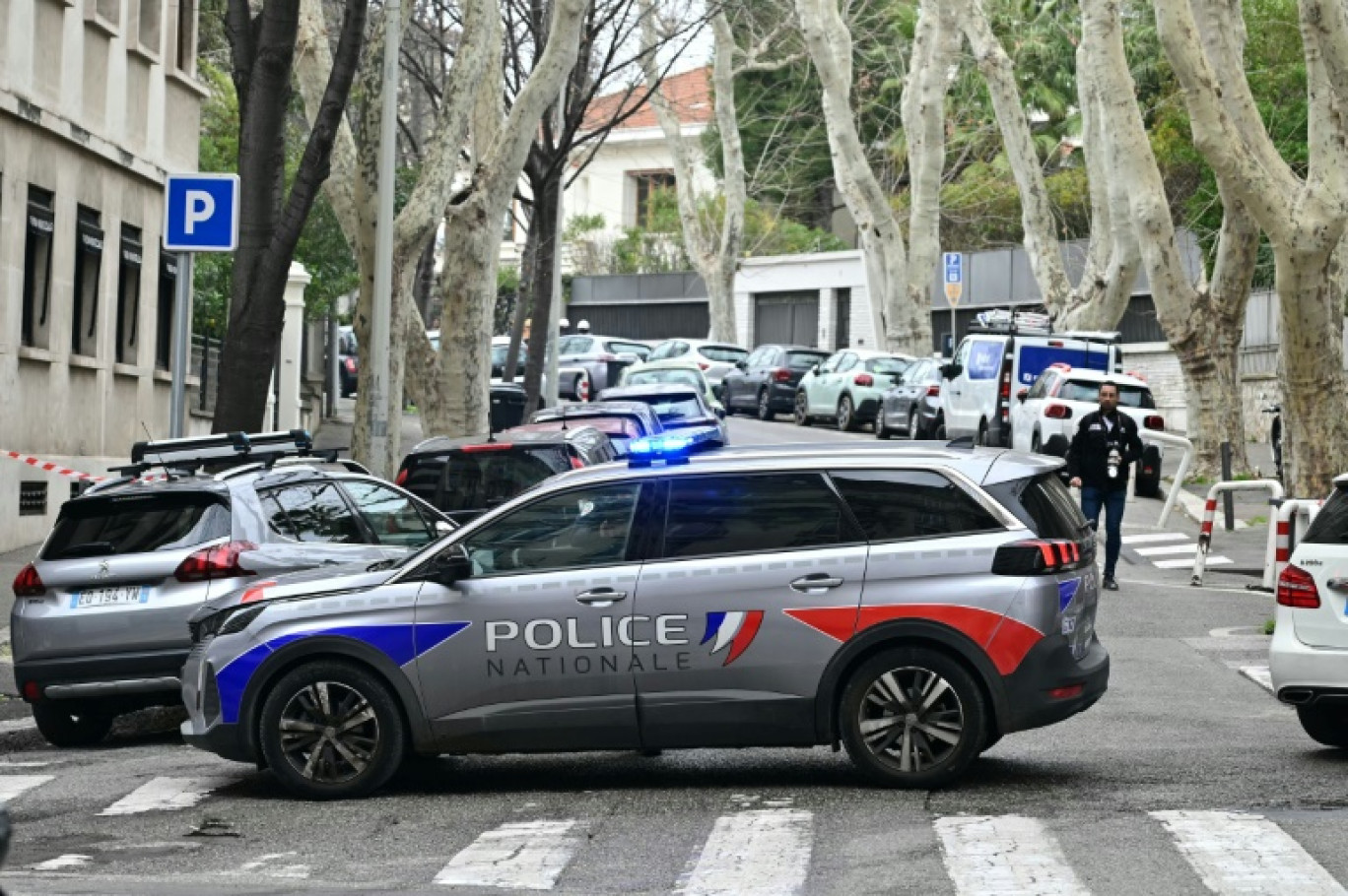 Des voitures de police bloquent une rue devant le consulat général de Russie à Marseille le 24 février 2025 © Miguel MEDINA