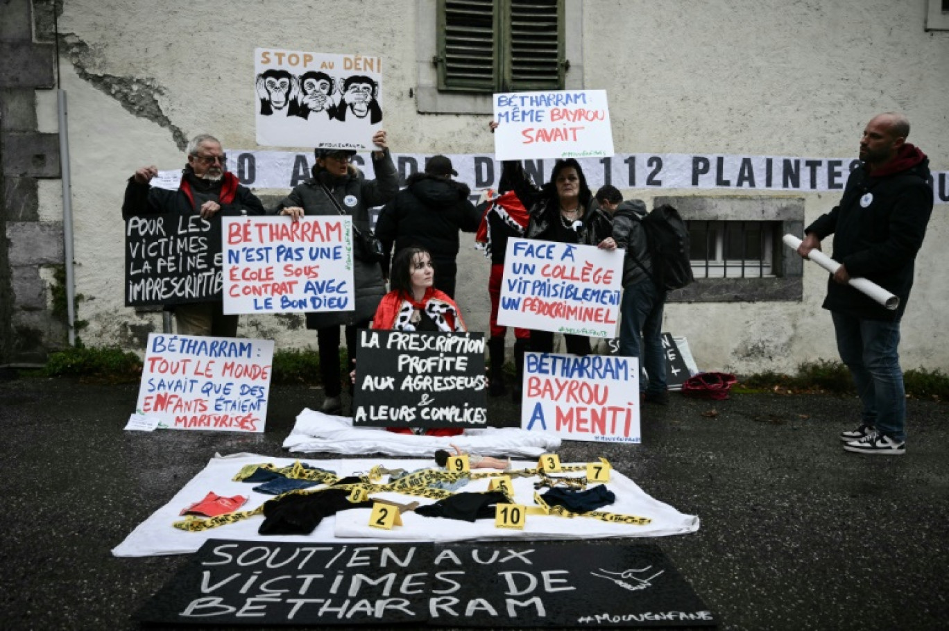 Des membres de l'association Mouv'Enfants manifestent contre des abus présumés devant le collège et lycée catholique à Lestelle-Bétharram, dans les Pyrénées-Atlantique, le 12 février 2025 © PHILIPPE LOPEZ