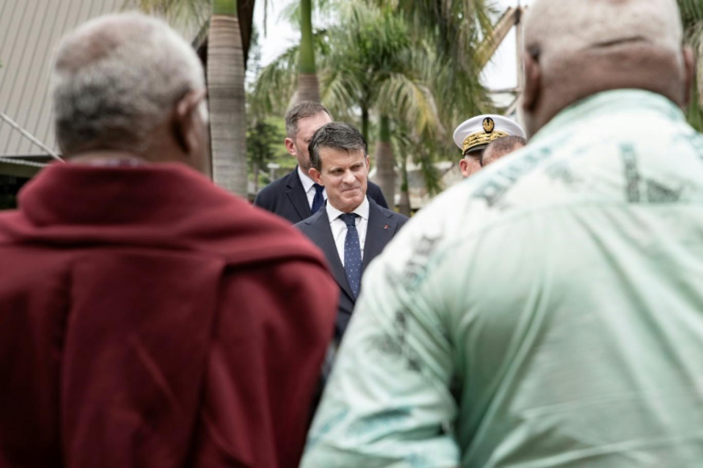 Le ministre des Outre-mer, Manuel Valls, accueilli par le Sénat coutumier de la Nouvelle-Calédonie, à Nouméa, le 22 février 2025 © Delphine MAYEUR