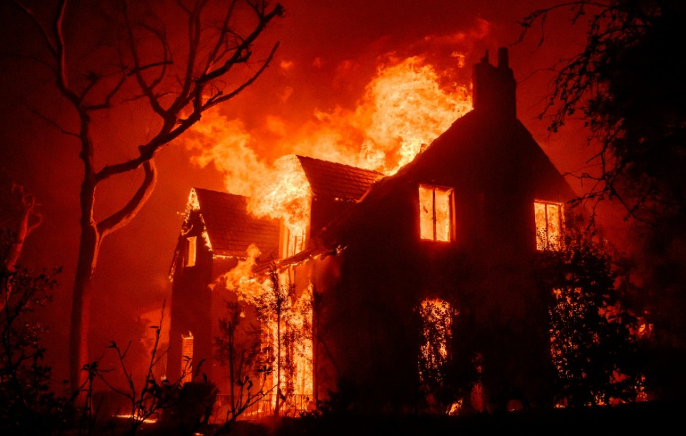 Une maison en feu le 8 janvier 2025 dans le quartier d'Altadena à Los Angeles, en Californie © JOSH EDELSON