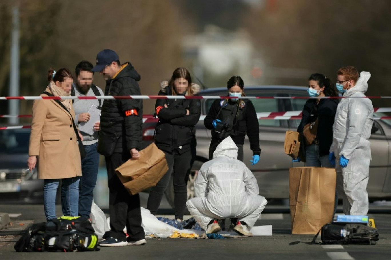 Des policiers et des officiers de police scientifique sur le lieu de la mort d'un homme tué par la police car "menaçant", à Dugny le 26 février 2025 © Thomas SAMSON