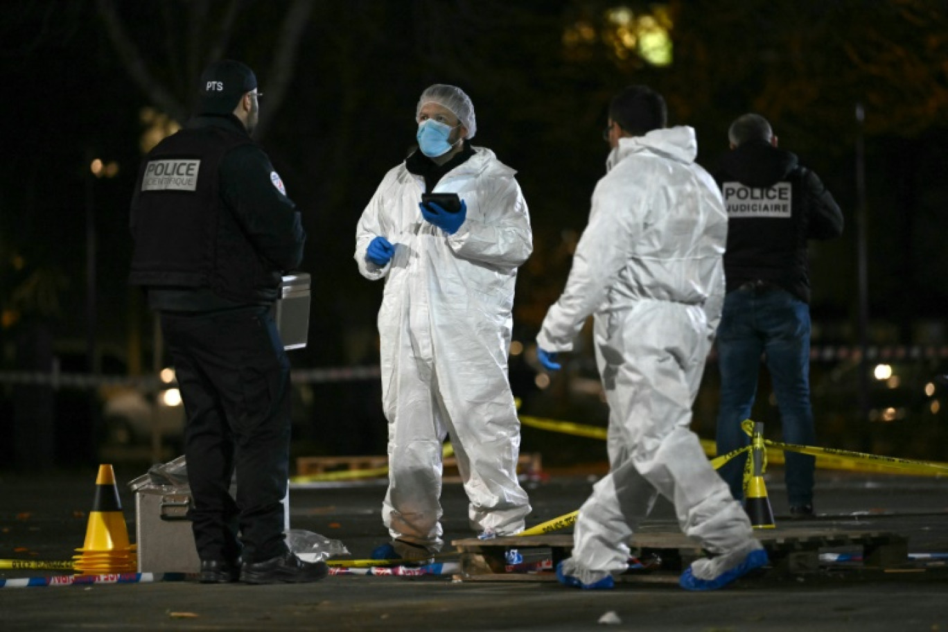 Des policiers sur le site de l'attaque à l'arme blanche à Mulhouse, le 22 février 2025 © SEBASTIEN BOZON