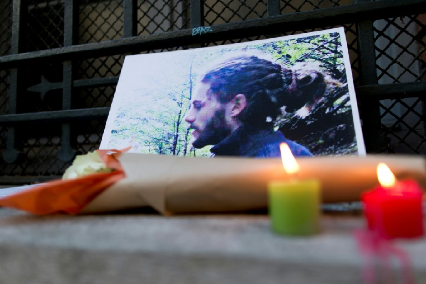 Des fleurs et des bougies devant une photo de Rémi Fraisse quelques jours après sa mort, le 6 novembre 2014 à Paris © KENZO TRIBOUILLARD