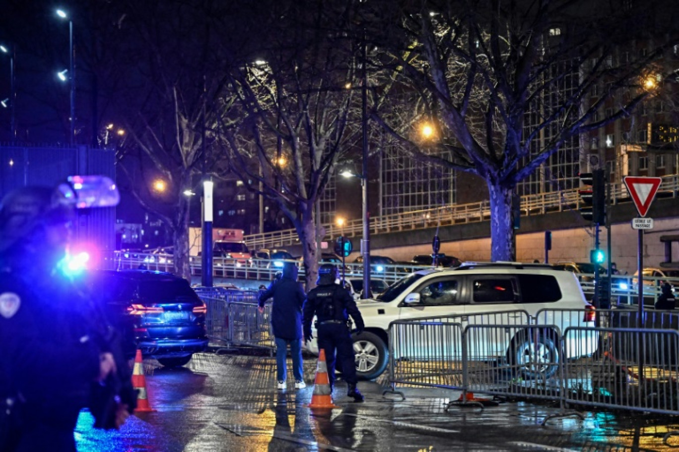 Le convoi transportant Mohamed Amra à son arrivée au tribunal de Paris le 25 février 2025 © JULIEN DE ROSA