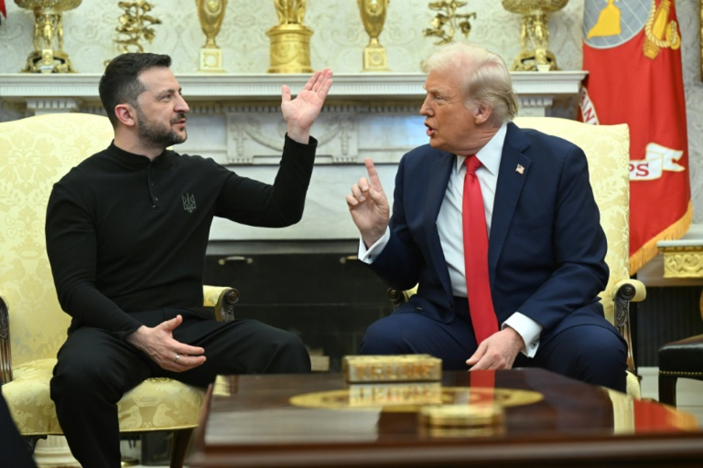 Joute verbale entre le président américain Donald Trump (d) et son homologue ukrainien Volodymyr Zelensky dans le Bureau ovale de la Maison Blanche, le 28 février 2025 à Washington © SAUL LOEB