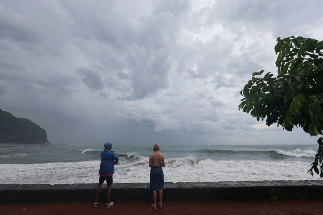 Les prévisionnistes de Météo-France, le 26 février 2025 à Saint-Denis de La Réunion, suivaient de près l'évolution du cyclone Garance qui a touché terre deux jours plus tard comme prévu © Richard BOUHET