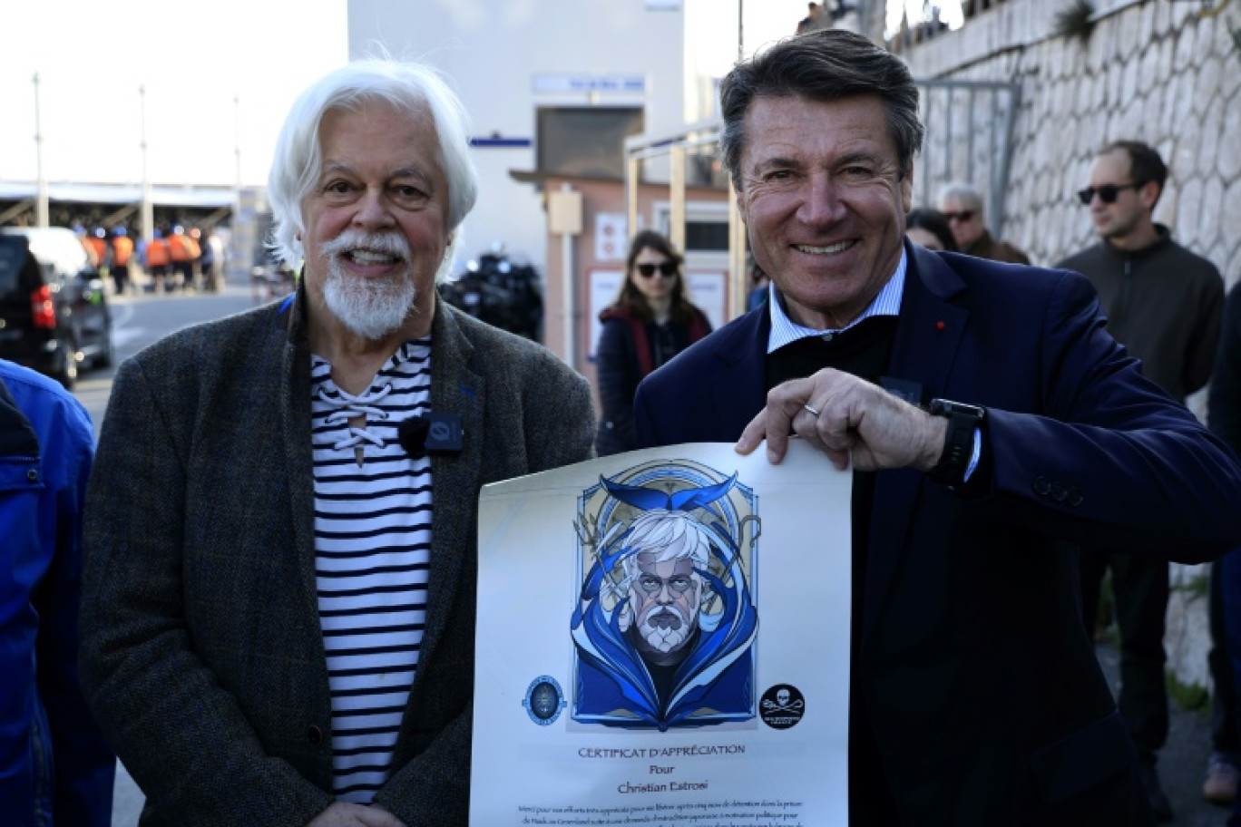 Le maire de Nice Christian Estrosi et l'activiste Paul Watson (g), fondateur de Sea Shepherd, lors d'une visite au port de Nice, le 28 février 2025 © Valery HACHE