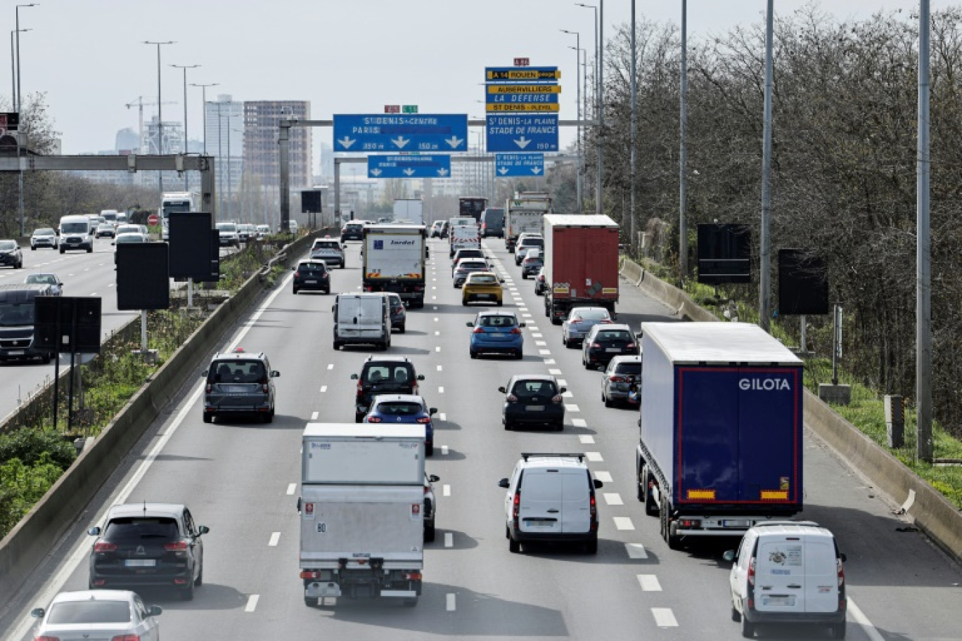 L'expérimentation des voies réservées au covoiturage sur deux autoroutes desservant Paris à partir de début mars fera l'objet d'une évaluation six mois plus tard © STEPHANE DE SAKUTIN