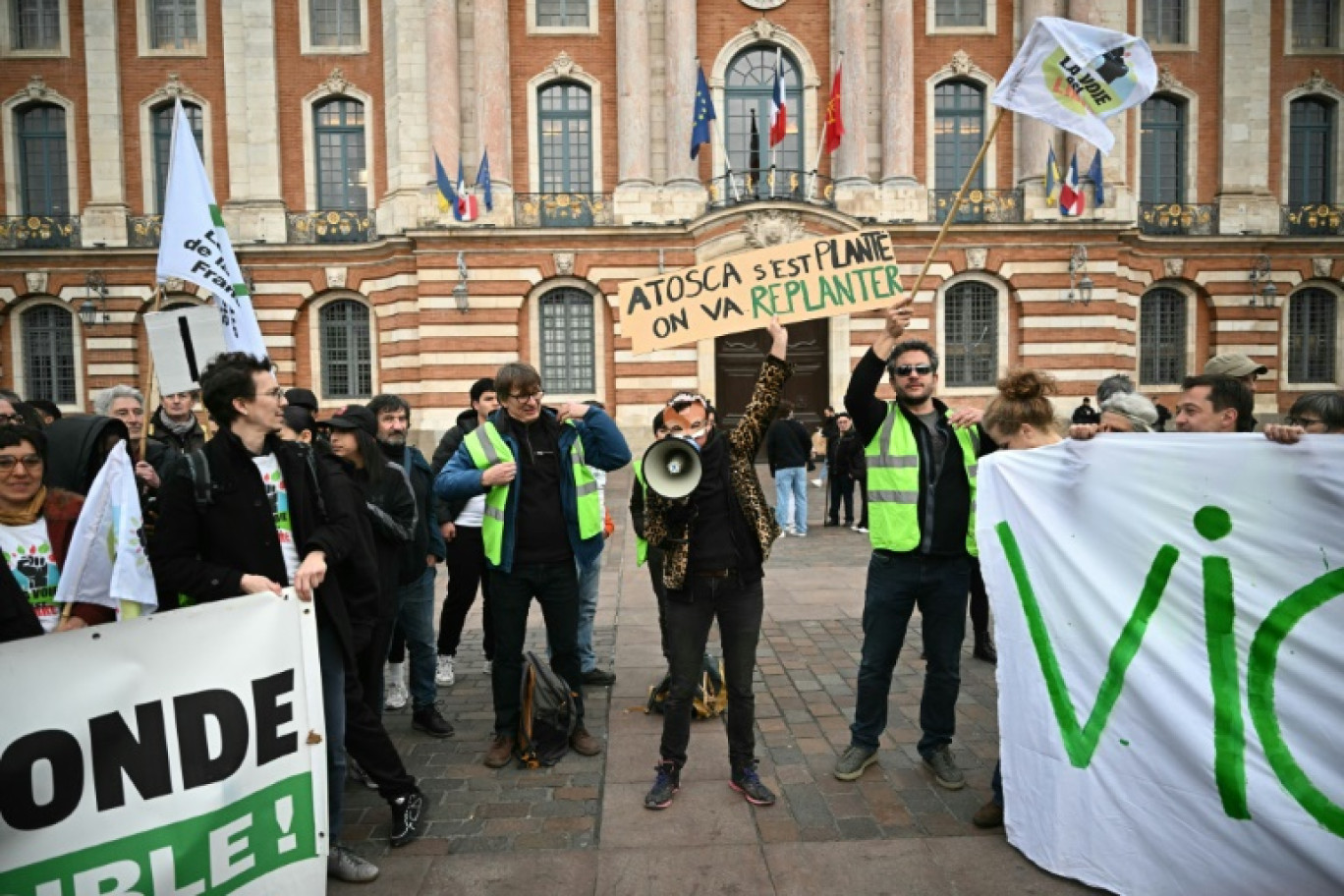 Des militants opposées au projet d'autoroute A69 entre Castres et Toulouse manifestent devant la mairie de Toulouse, le 27 février 2025 © Lionel BONAVENTURE