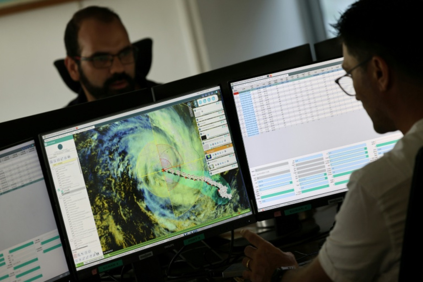 Météo-France suit l'évolution du cyclone "Garance" à l'approche des de l'Ile en alerte, rouge, à Saint-Denis de la Réunion, le 27 février 2026 © Richard BOUHET