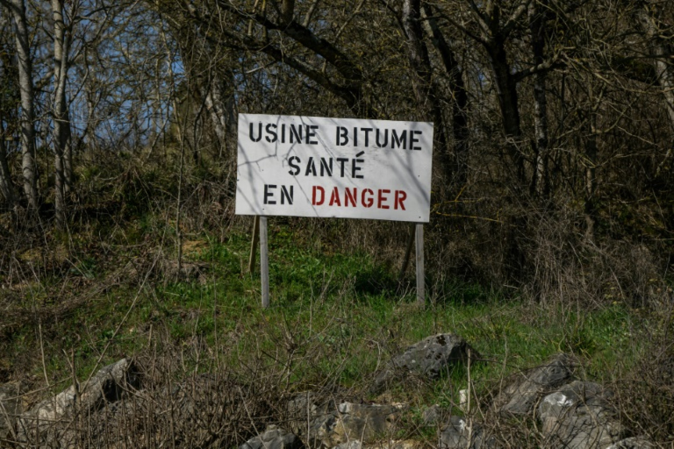 Une pancarte "Usine bitume, santé en danger" à proximité de l'autoroute A69, près de Puylaurens, le 28 février 2025 dans le Tarn © Ed JONES