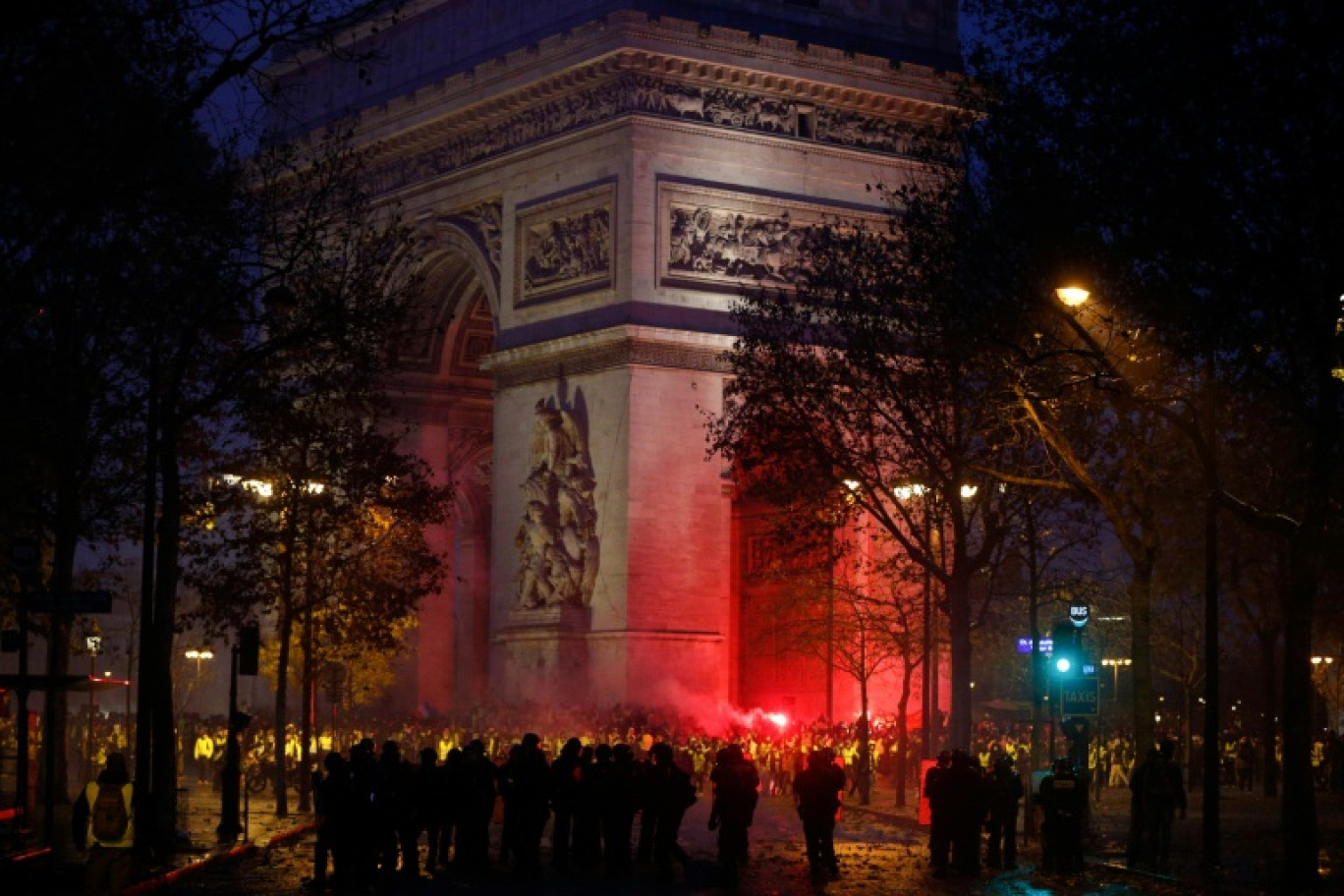 "Gilets jaunes" et policiers se font face près de l'Arc de Triomphe à Paris le 1er décembre 2018 © Geoffroy VAN DER HASSELT