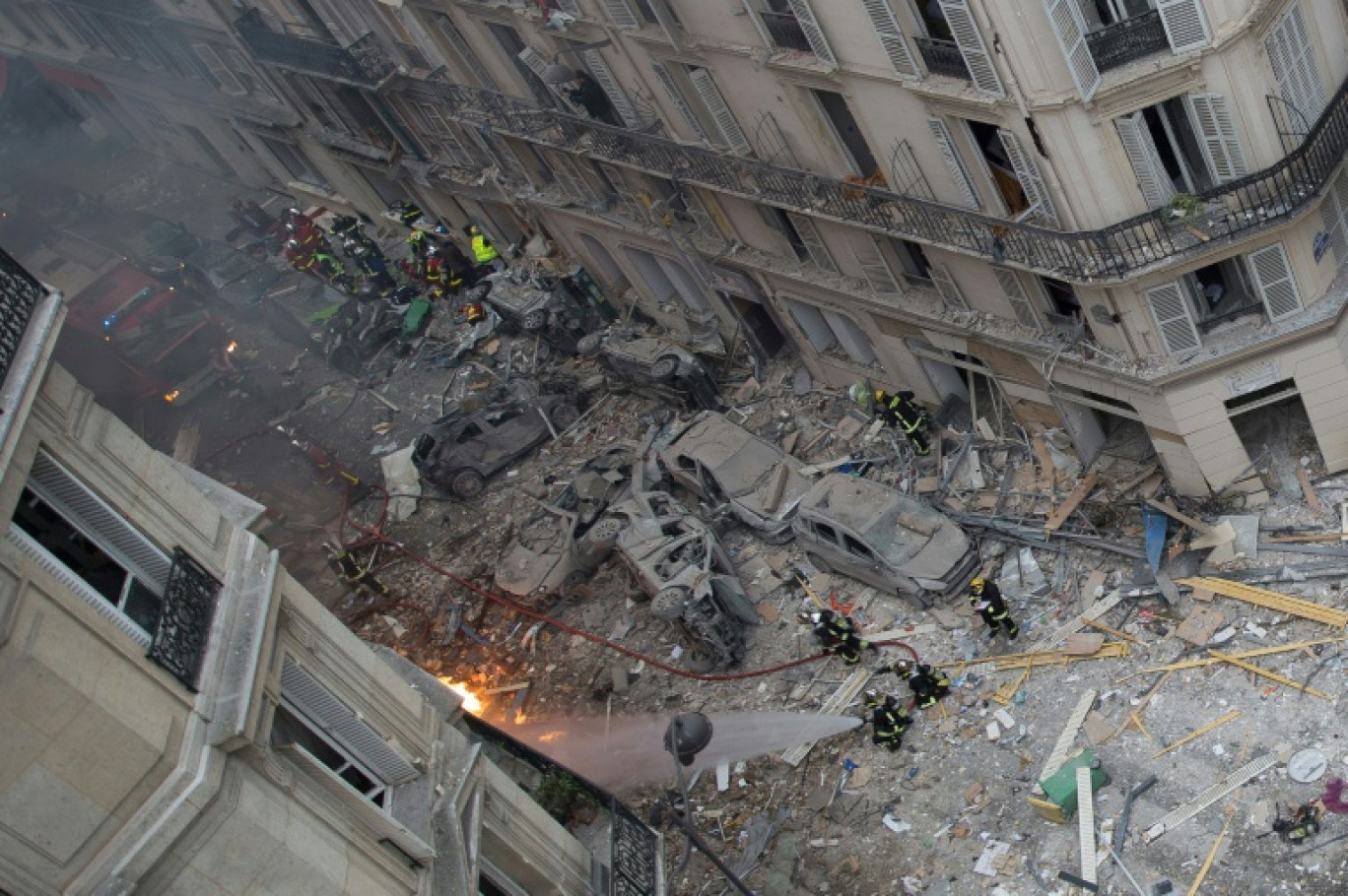 Des débris et des épaves de voitures après une explosion due au gaz à l'angle des rues Saint-Cécile et de Trevise, le 12 janvier 2019 à Paris © Carl LABROSSE