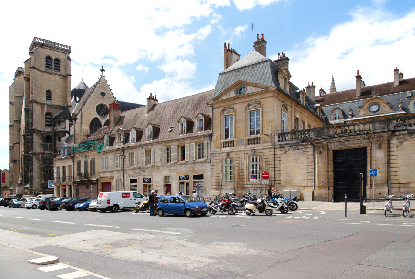 Place Boussuet Dijon.(c) Adobe Stock 