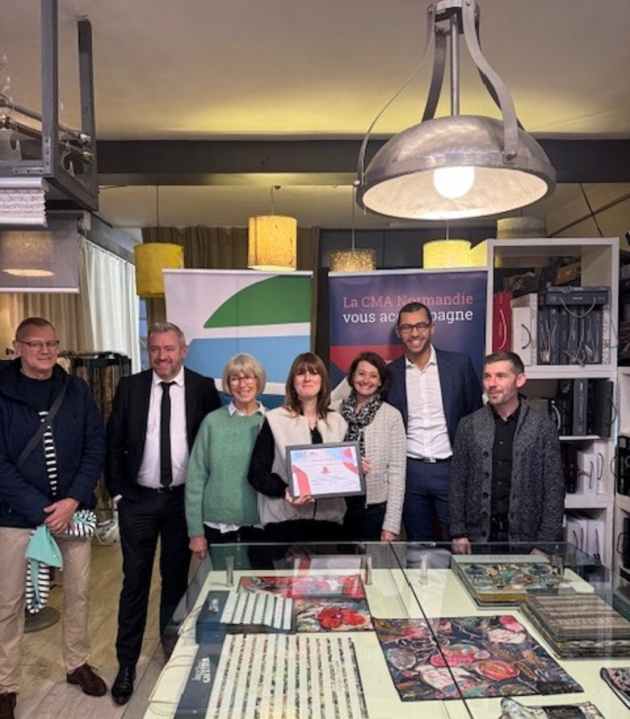 (c) Métropole Rouen Normandie Elu CMA / Guillaume Dartois Pdt CMA / collaboratrices + Maître artisan d’art CIARLO Noémie qui tient le diplôme / Abdelkrim Marchani  / élu rouennais Thibault Drouet